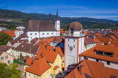 Vogelperspektive von der Stadt Leoben - der Schwammerlturm und die St. Xaver-Kirche stechen hervor.