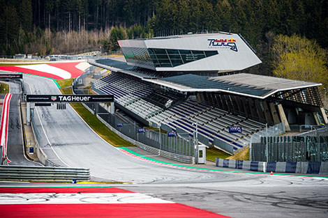 Die Motorsport-Rennstrecke am red Bull Ring mit Tribüne