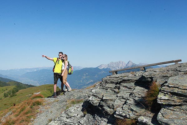 Ein Pärchen genießt die Aussicht in der steirischen Bergwelt 